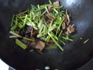 具有补肾壮阳效果的蒜薹腰花的做法
