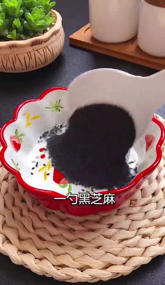 黑芝麻蛋黄薄饼怎么做