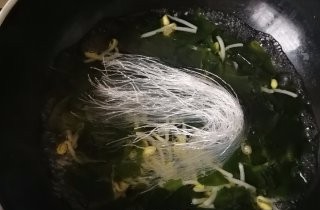 金针菇双芽粉丝清汤