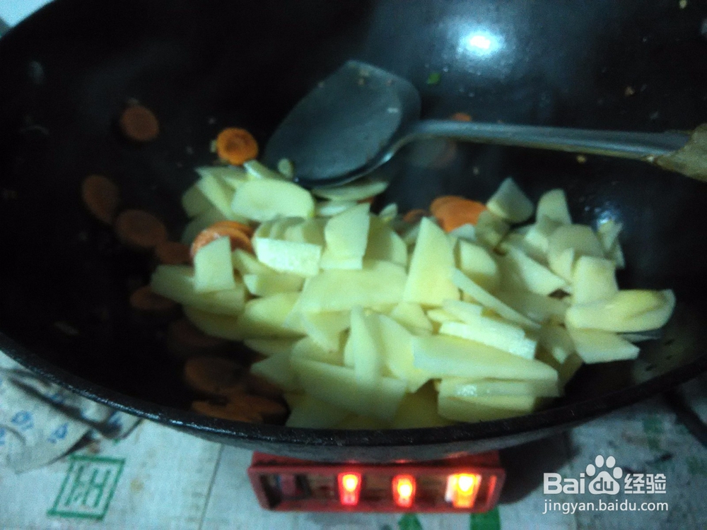 家常胡萝卜片炒土豆片