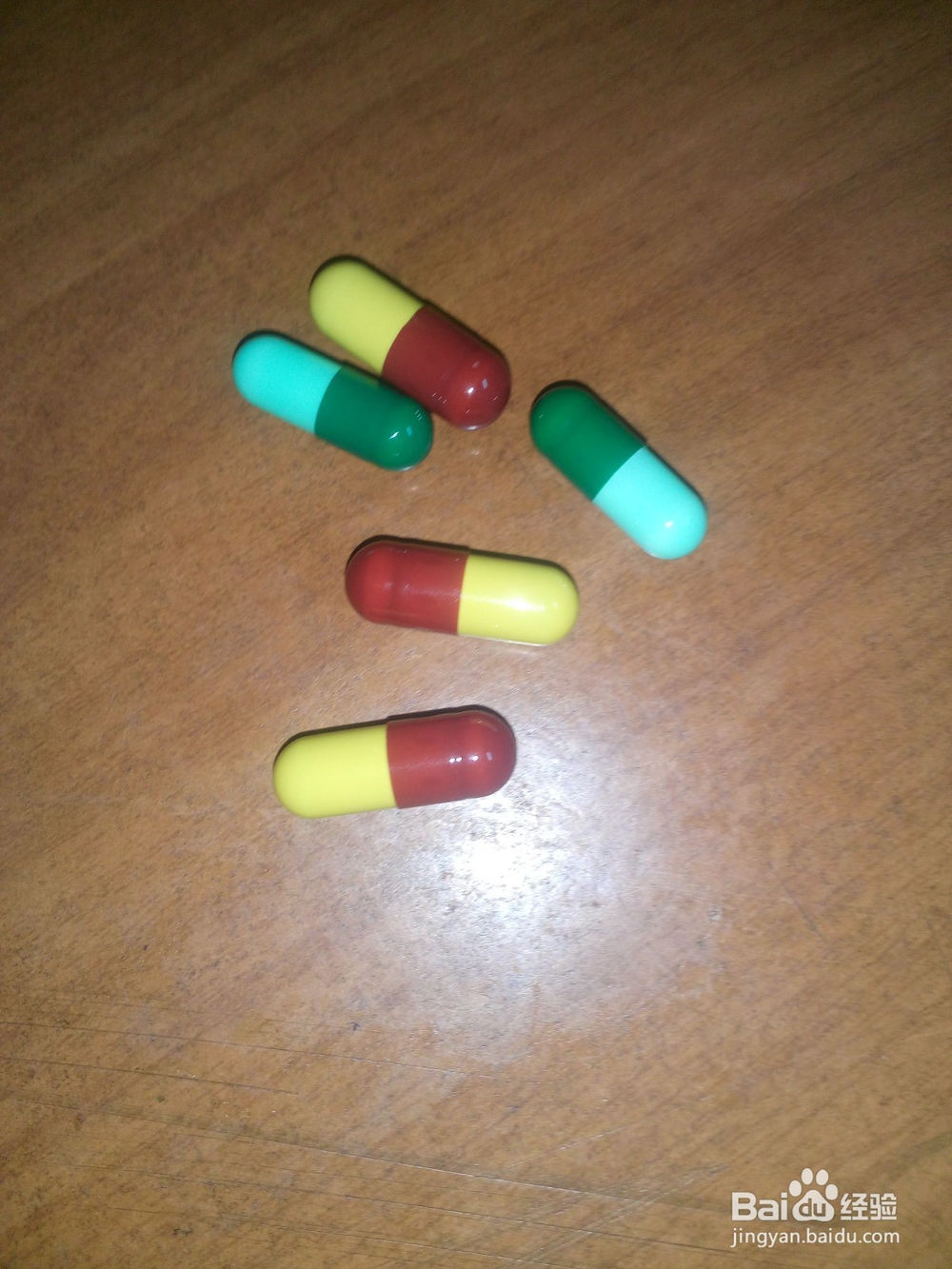 吃药时胶囊药卡在咽喉处怎么办？