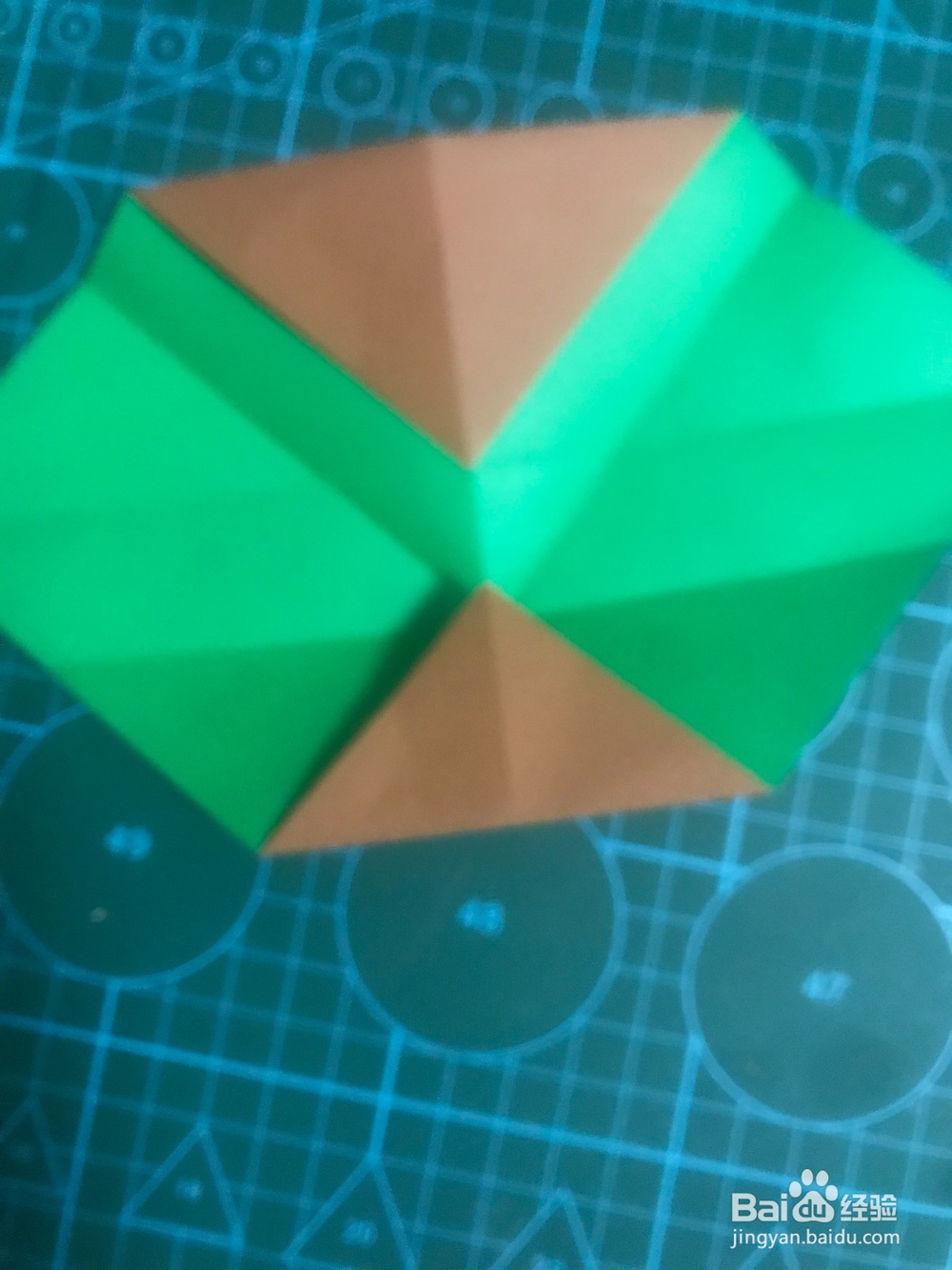 一个桃心上面带着叶子如何折?