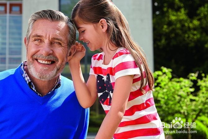 为什么初戴助听器时听验配师说话更清楚更容易？