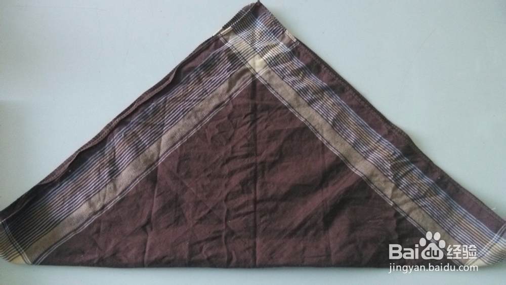 直立三角形和花结的餐巾做法