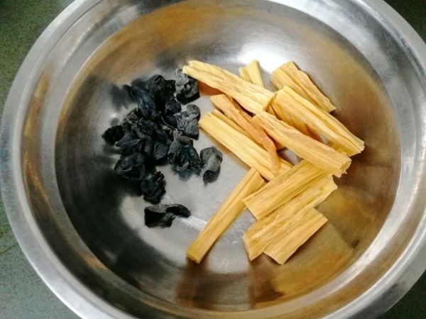 凉拌西兰花腐竹木耳