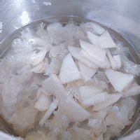 如何制作枇杷雪梨百合银耳汤