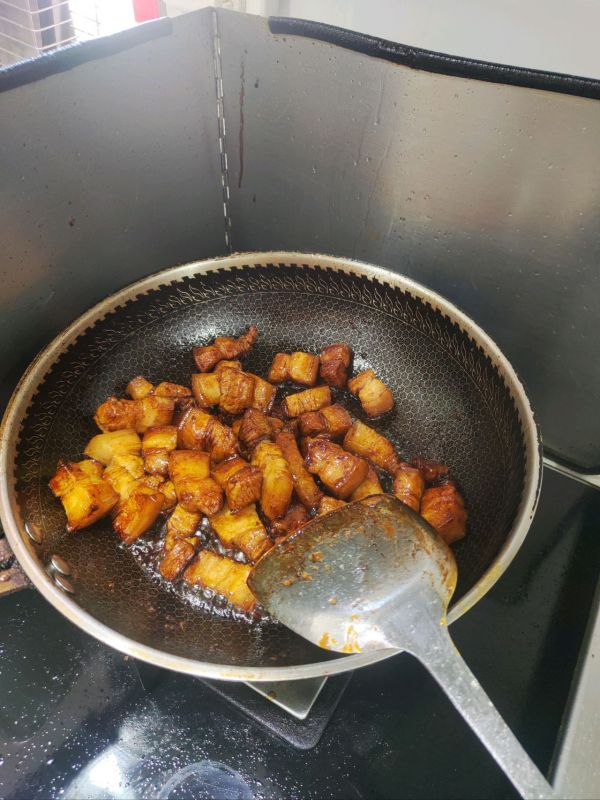 红烧肉偶遇红枣和土豆块