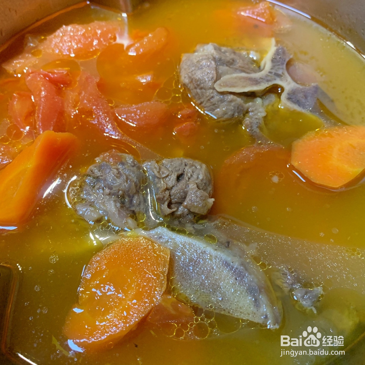 番茄胡萝卜慢炖牛脊骨汤的做法