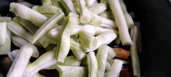 家常菜懒人饭豆角烧排骨