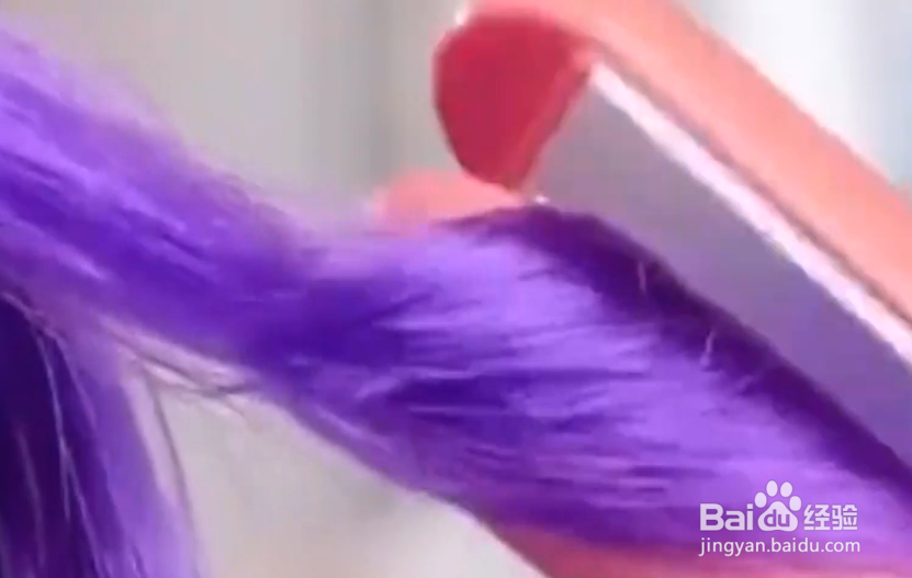 如何给芭比娃娃染头发？