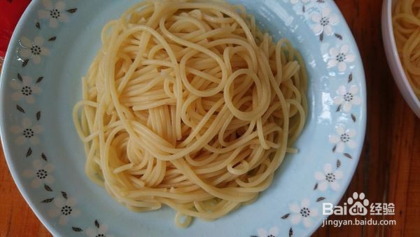 小朋友吃了一大盘的 意大利面+炸薯块