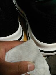 白边鞋子蹭上黑色痕迹怎么快速去除