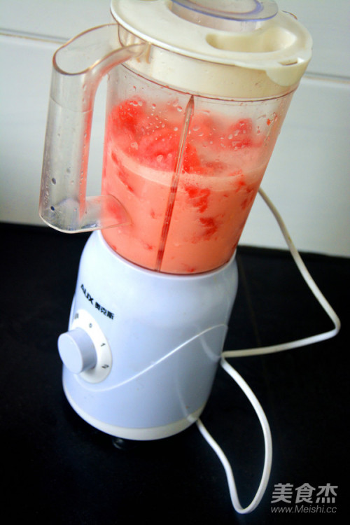 开启榨汁机进行榨汁.