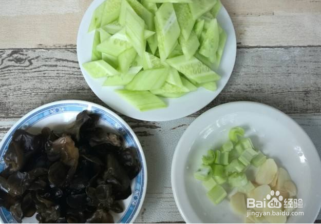 如何做黄瓜木耳炒鸡蛋