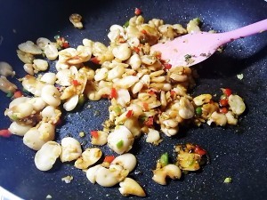 如何做出好吃的酸菜蚕豆