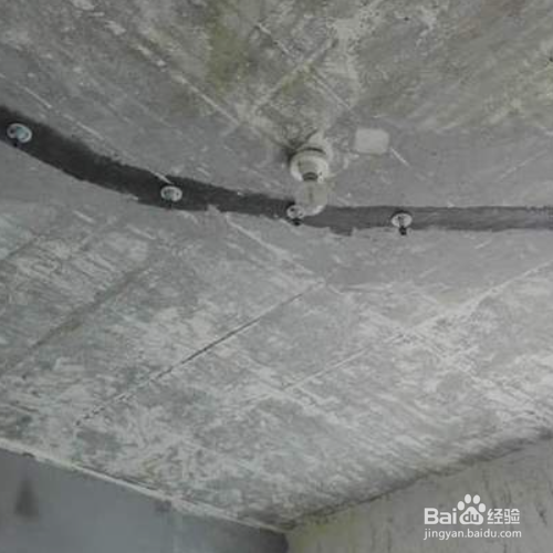 室内屋顶有细长裂缝怎么修补