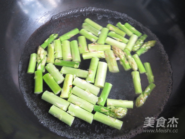 芦笋炒虾仁的做法