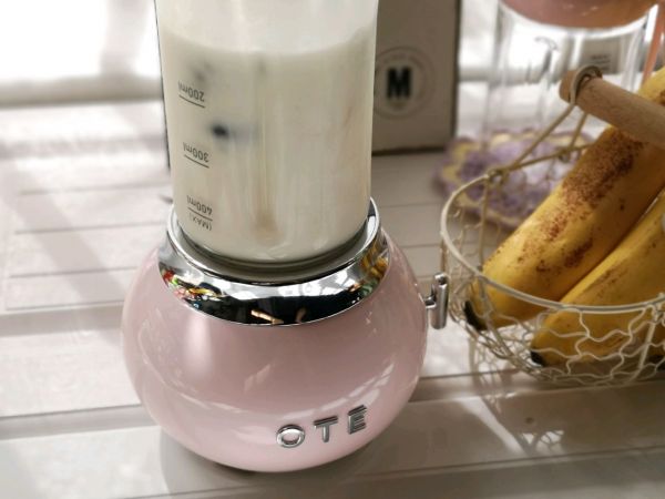 蓝莓香蕉椰香奶昔