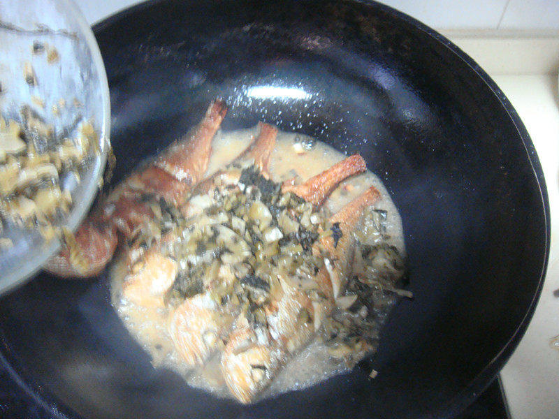 酸菜剁椒小黄鱼的做法，妈妈们快收！