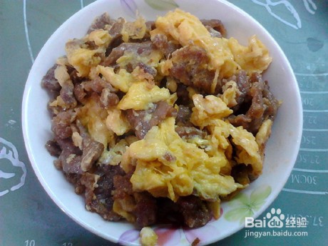 制作美味的牛肉滑蛋