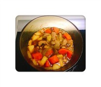 马铃薯炖鸡肉或猪肉