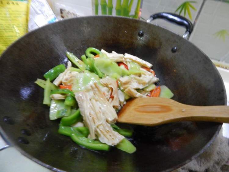 简单又美味的莴笋炒腐竹,看完你就知道!