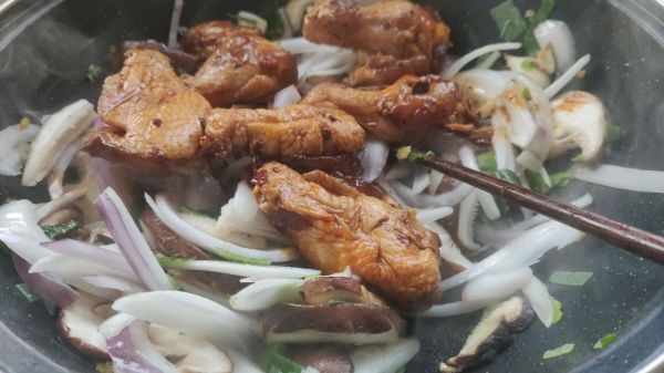 一人食~香菇鸡肉炖~极简美食