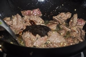 黑椒味圆包菜炒牛肉的做法