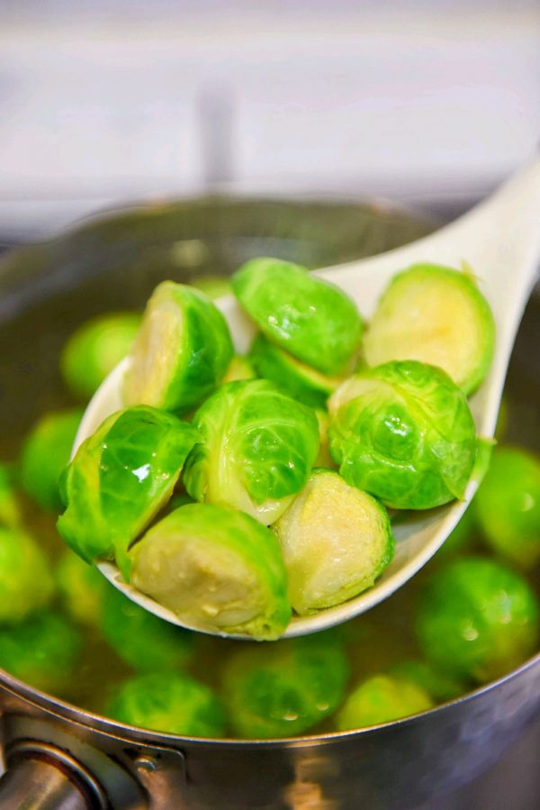 孢子甘蓝煎培根