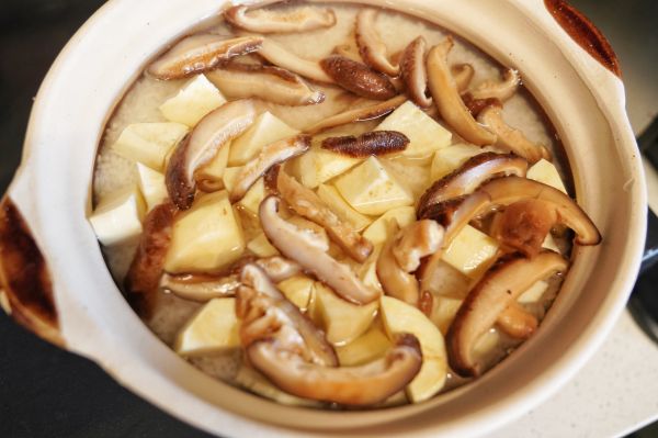 广式双拼腊味煲仔饭