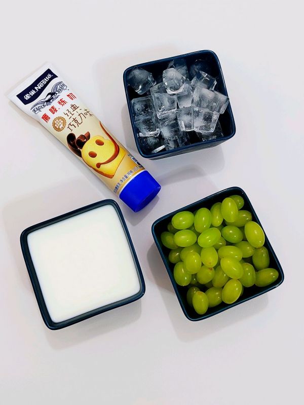 青提炼乳牛奶饮品