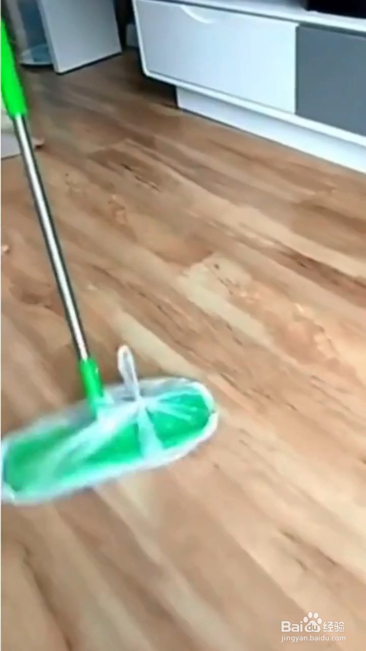 如何扫地上的头发？