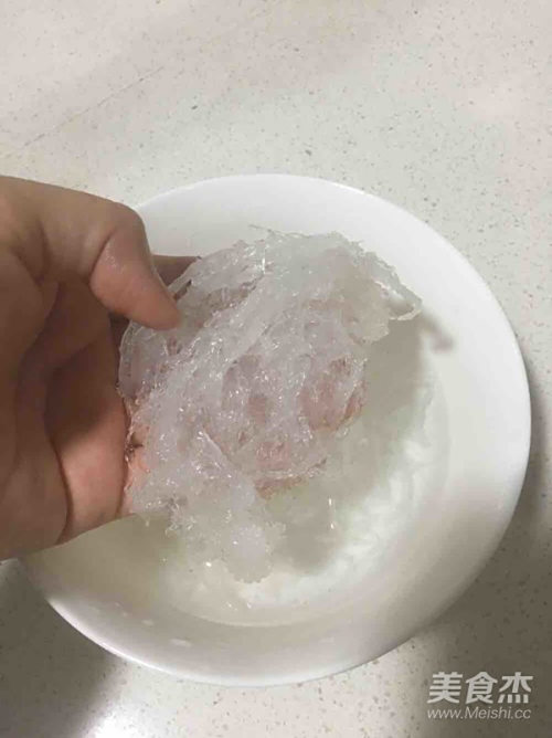 泡发后将燕窝洗干净撕成条