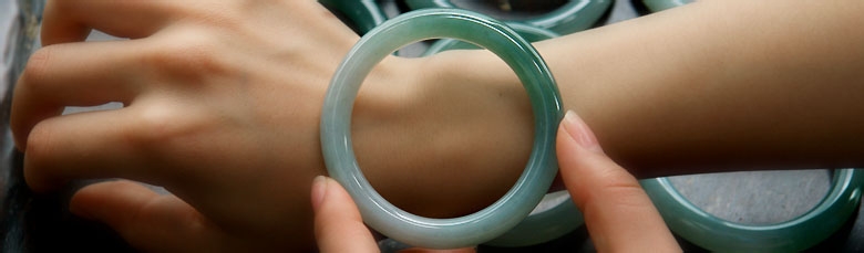 翡翠手镯尺寸大小及配戴方法