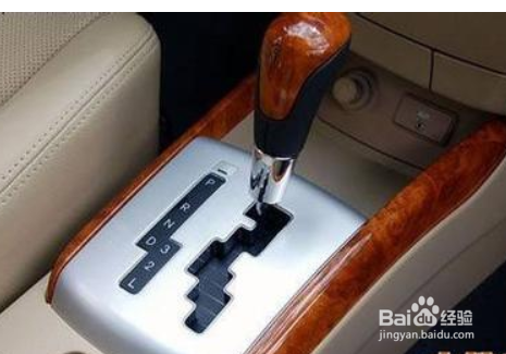 自动挡怎么上坡起步？