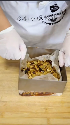 如何制作焦糖坚果酥饼