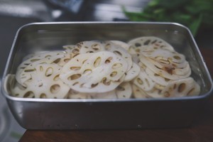 蒜油藕片的做法