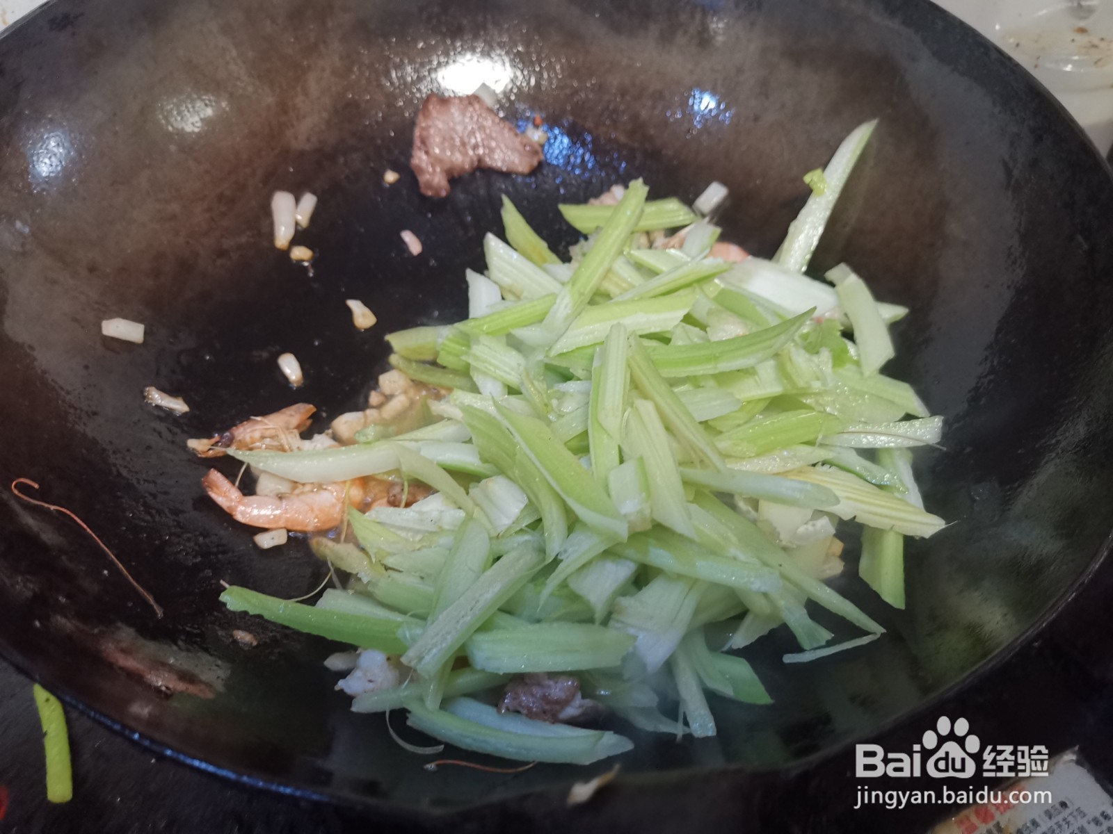 肉片炒河虾芹菜的做法