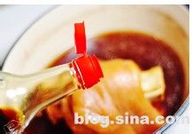 去除蹄髈肥腻口感的私房秘籍——秘制东坡肘子