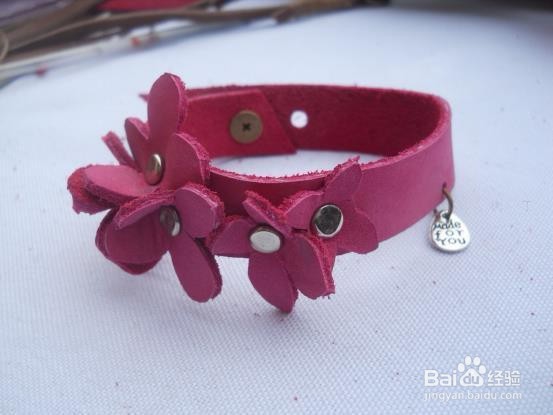 深粉色花朵手链制作方法图解