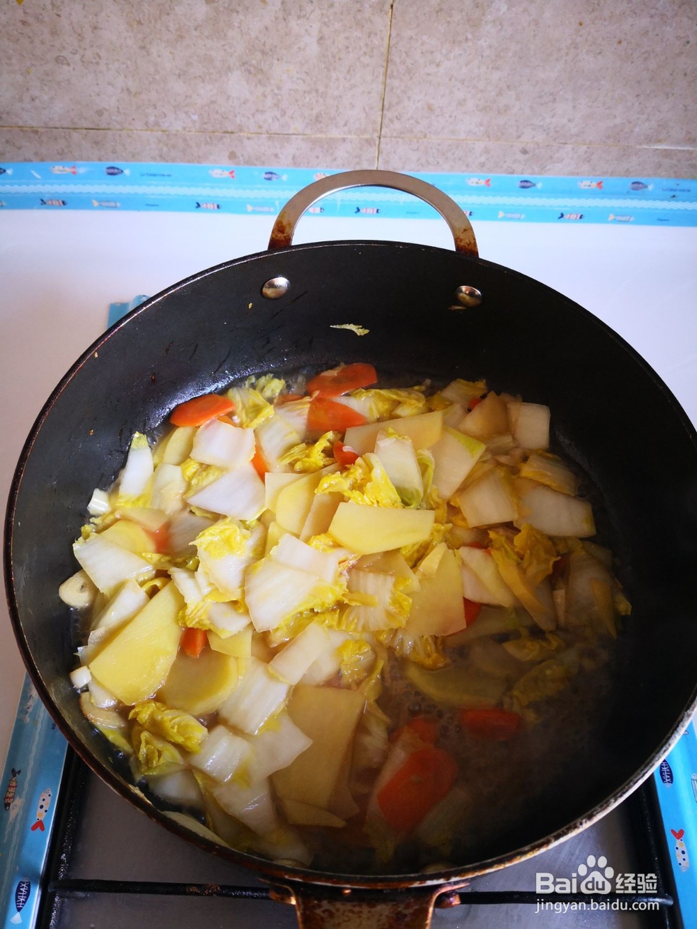 制作美味的娃娃菜炒土豆片