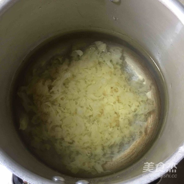 山楂银耳羹的做法