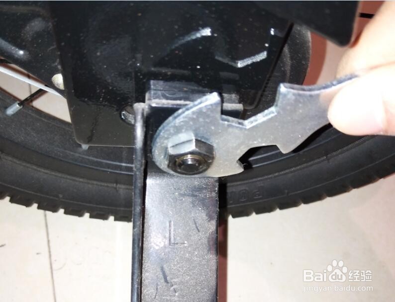 怎么安装儿童车辅助轮?