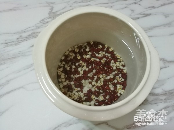 祛湿排毒的薏米红豆粥