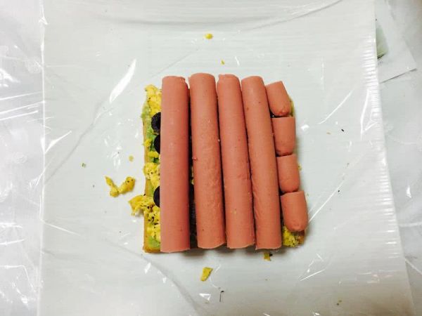 牛油果鸡蛋火腿三明治