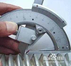 测量0°-50°之间角度 角尺和直尺全都装上,产品的被测部位放在基尺