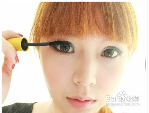 俏丽烟熏红唇妆怎么画