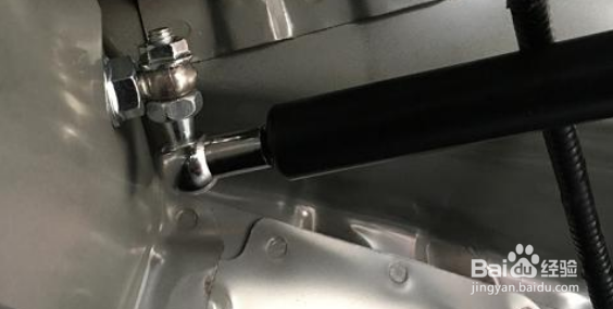 轩逸后尾箱开门弹簧怎么安装