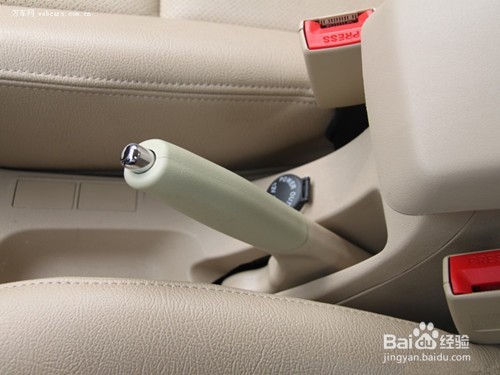 车子这样驾驶有隐患