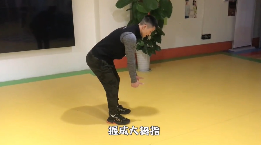 如何改善圆肩驼背